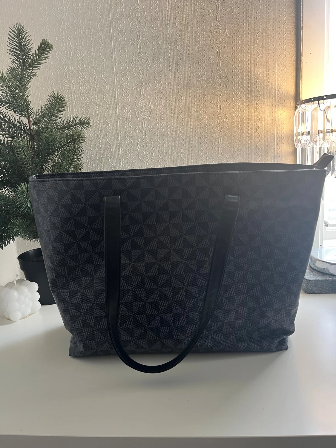 Svart shoppingväska med geometriskt mönster - 3