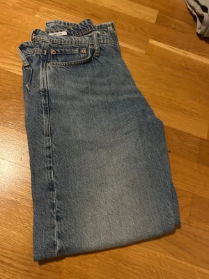 Jack and Jones - Jack and Jones byxor i väldigt bra skick använd fåtal gånger storlek 28/30. Hör av dig vid minsta lilla fråga 