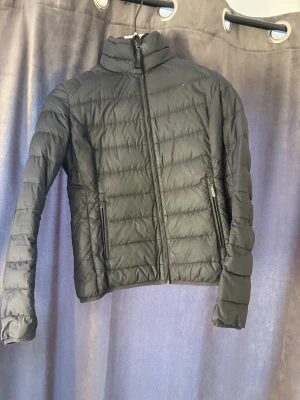 Parajumper jacka - En väldigt fin jacka i storlek xs men passar även en xxs den har ett litet hål vid magen om man vill se närmare på dig kan man skicka privat så löser ja tydligare bild annars är den hel och inget fel. 