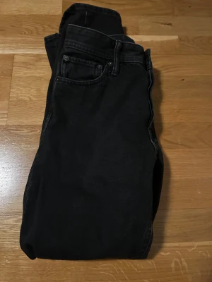 Svarta jeansbyxor med straight fit - Svarta jeansbyxor från Jack and jones mycket bra skick storlek 28/30 hör av dig vid minsta fundering!