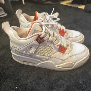 Nike Air Jordan 4  - Nike Air Jordan 4 sneakers i vit skinn med orange detaljer på snörningen. Några skador inne vid hälen, annars fint skick vad jag sätt! 🧡 Pris diskuteras självklart! 