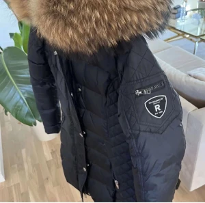 Svart Rockandblue dunjacka med päls - PRIS KAN DISKUTERAS!! En rock and blue jacka. Använd ett fåtal gånger och ser ut som ny. Jätte varm, skön och passar perfekt inför vinter!!! Skriv för fler frågor💕 GRATIS FRAKT!