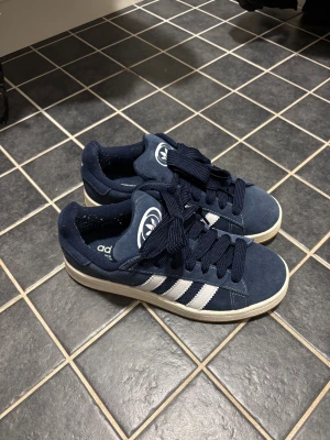 Adidas campus - Mörkblå sneakers.