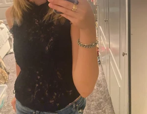 Svart spetstopp  - Säljer min svarta spetstopp från Zara Trafaluc då den inte kommer till använding längre. Toppen är superfin i strl S med hög hals, knäpps med dragkedja i ryggen och passar perfekt till vad som helst❣️ 