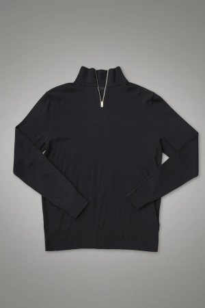 Svart quarter zip polotröja Jack & Jones - Svart polotröja från Jack & Jones i storlek M. Tröjan har en stilren half zip-dragkedja framtill och är långärmad med ribbade muddar vid ärmslut och nederkant. Materialet är mjukt och känns skönt mot huden, perfekt för kyliga dagar.