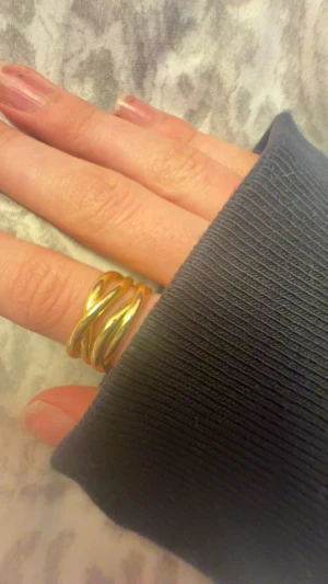 Guldfärgad ring i  925 - Pris kan diskuteras ❤️ Cool guldfärgad ring med bred, snurrad design som ger en chunky vibe. Ringen är stämplad med 925 - betyder att den är gjord i äkta silver och har en guldfärgad yta. 