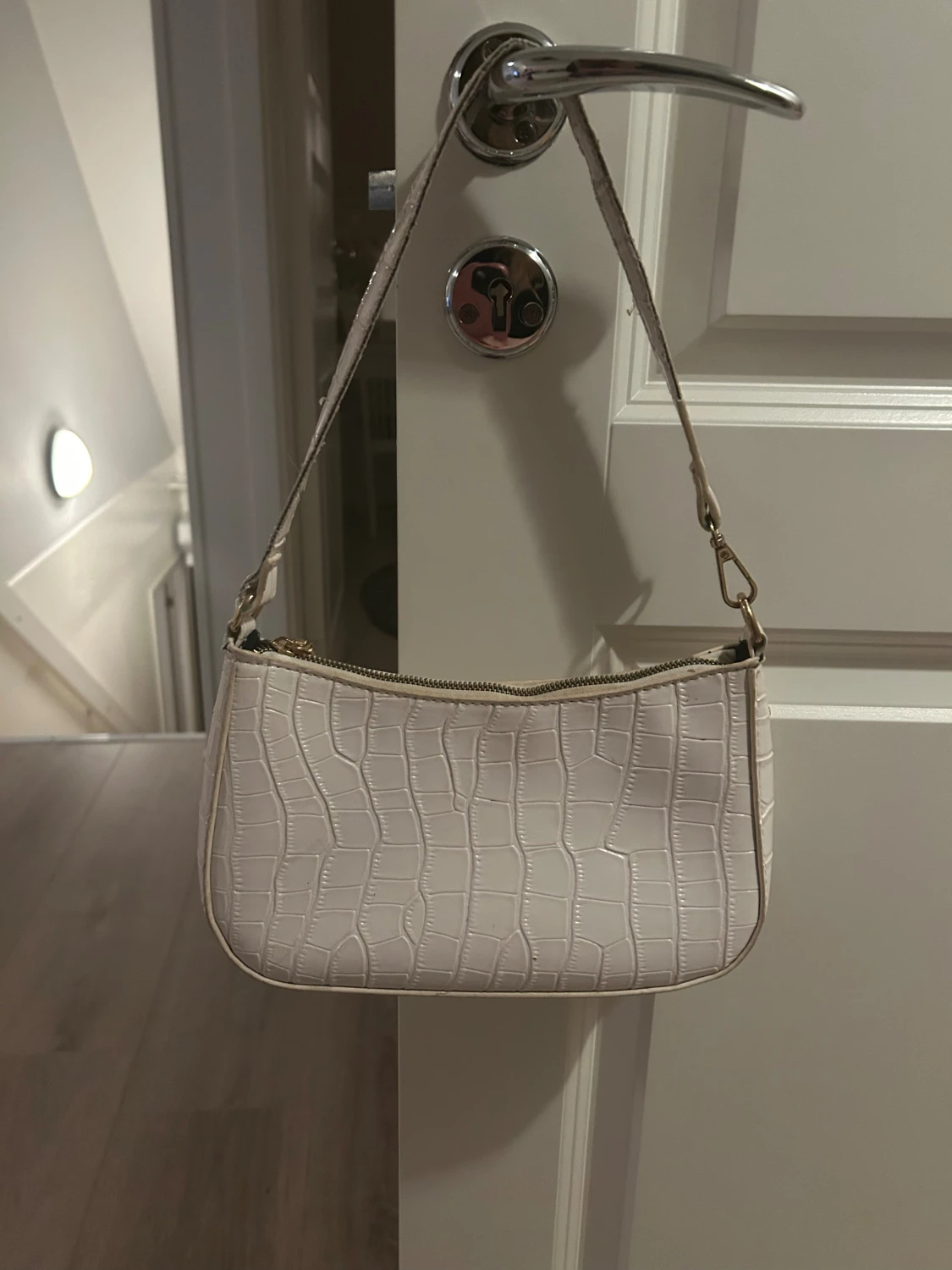 Vit axelväska med krokodilmönster