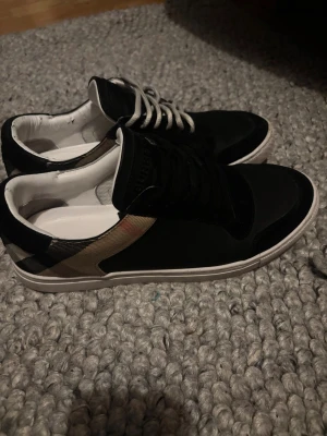 Burberry skor - Burberry skor till ett bra pris och hyfsat bra skick i storlek 42 men skulle kunna säga både 42-43 kan ha 