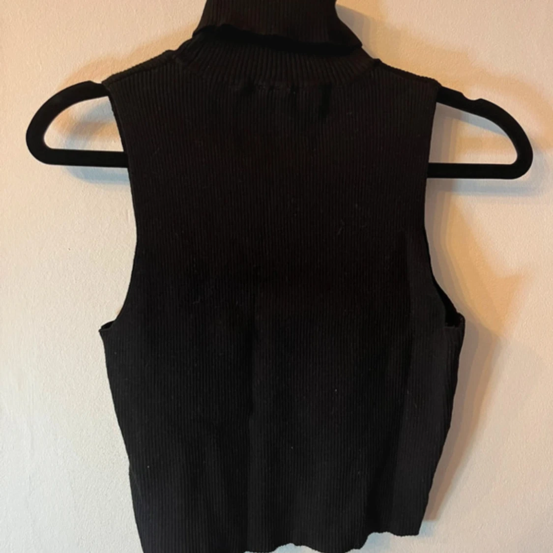 Svart ribbad polotopp ärmlös - 1
