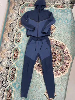 Nike tech  - Navy blue Nike tech som kostade 2500kr ungefär.  Använd ett par gånger helt nya. Storlek S på setet. 
