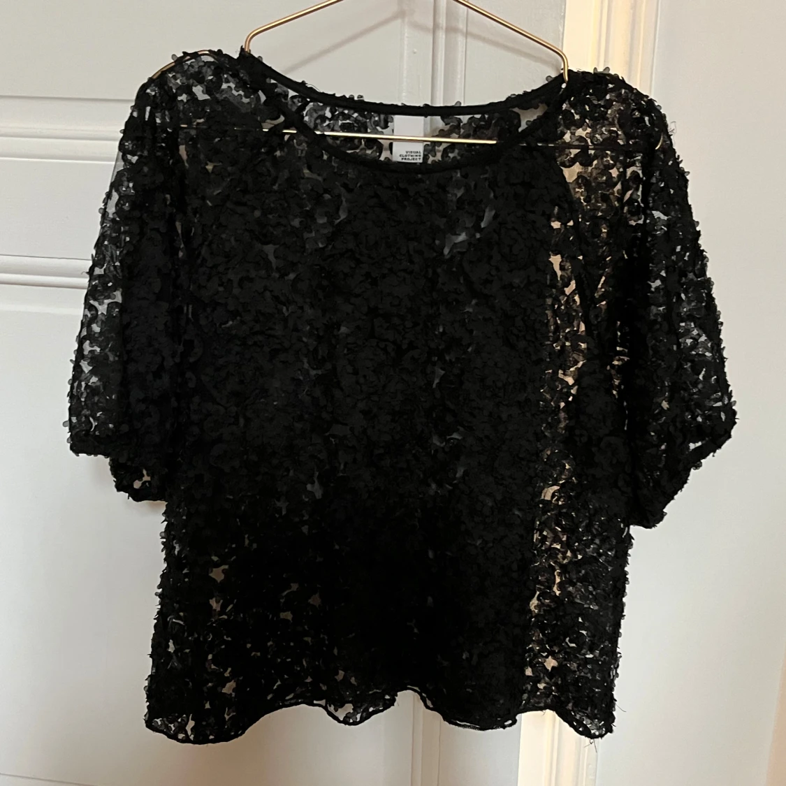 Svart blommig spetsblus