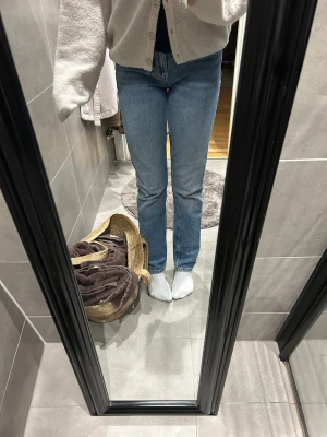 Blå straight jeans från Gina tricot  - Snygga blå jeans från g perfect jeans i storlek 34. Modellen är straight med klassisk femficksdesign och normal passform. Jeansen har hög midja och är tillverkade i klassiskt jeansmaterial med orangea sömmar. Perfekt för dig som gillar tidlös stil.