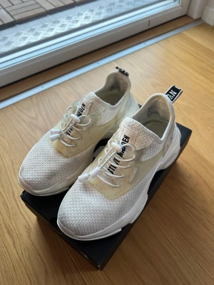 Vita sneakers från Steve Madden - Sneakers från Steve Madden i använt skick. En tvätt hade nog gjort dem så gott som nya. 