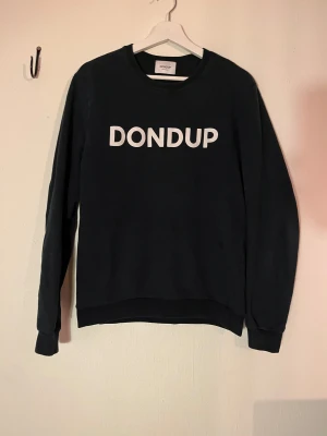 Mörkblå sweatshirt från Dondup - Säljer min snygga mörkblåa Dondup tröja. Varan är knappt använd och passar för S/M. 
