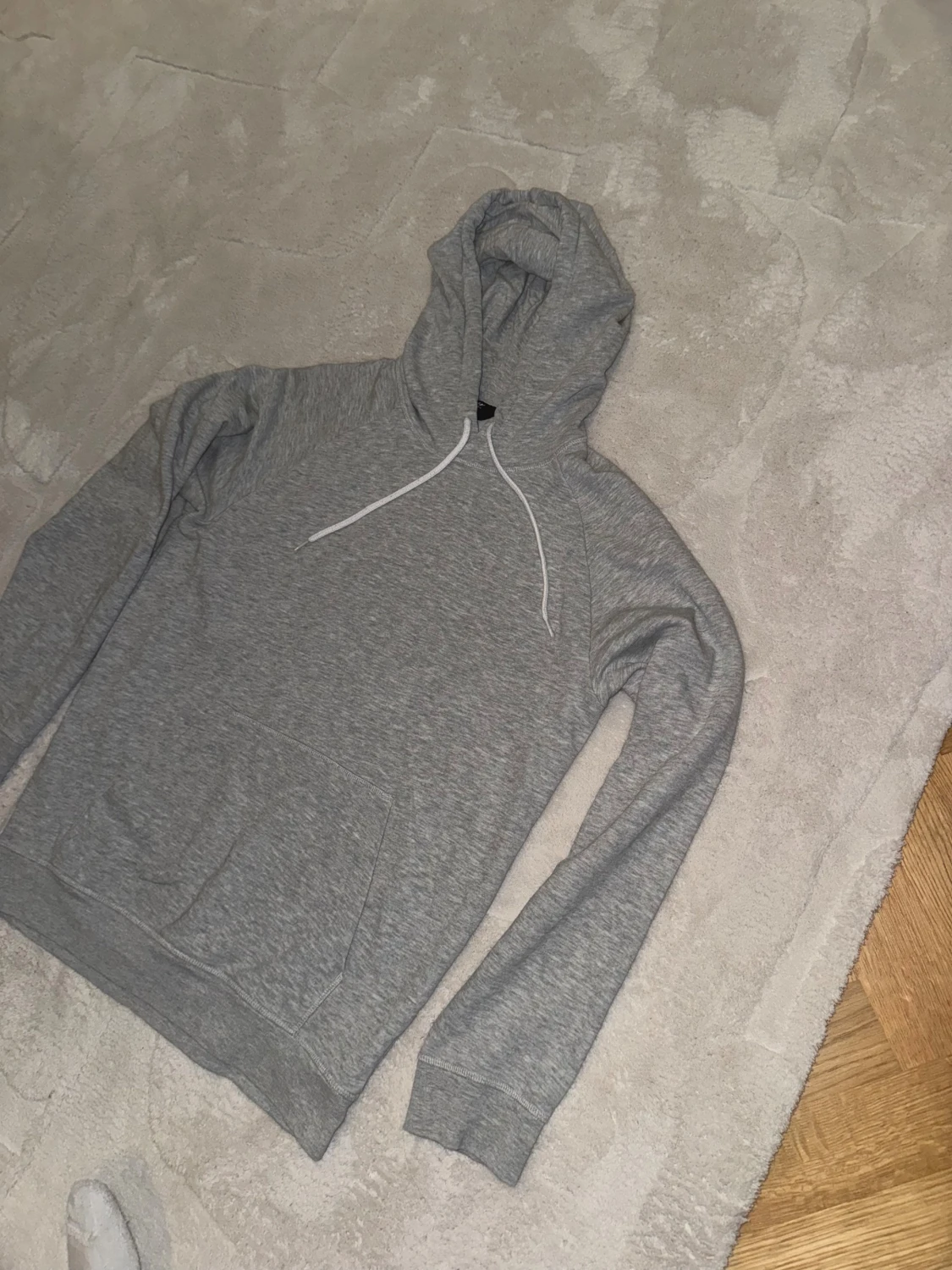 Grå hoodie från H&M med huva - 1