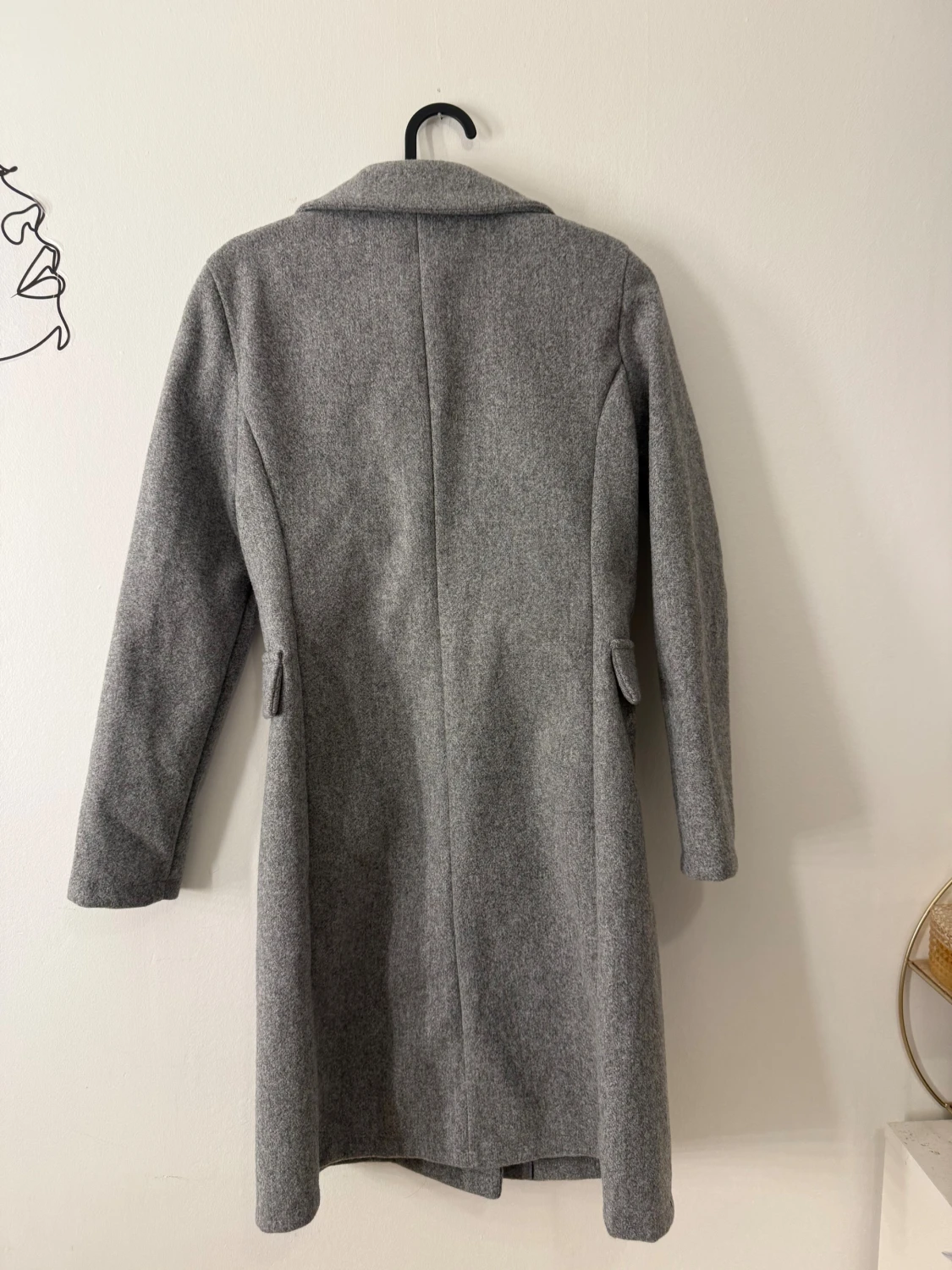 Grå kappa med knappar och krage - 1