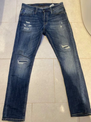 Jack and Jones jeans med slitningar - Jack and Jones jeans med slitningar i väldigt bra skicka, strl 29/30