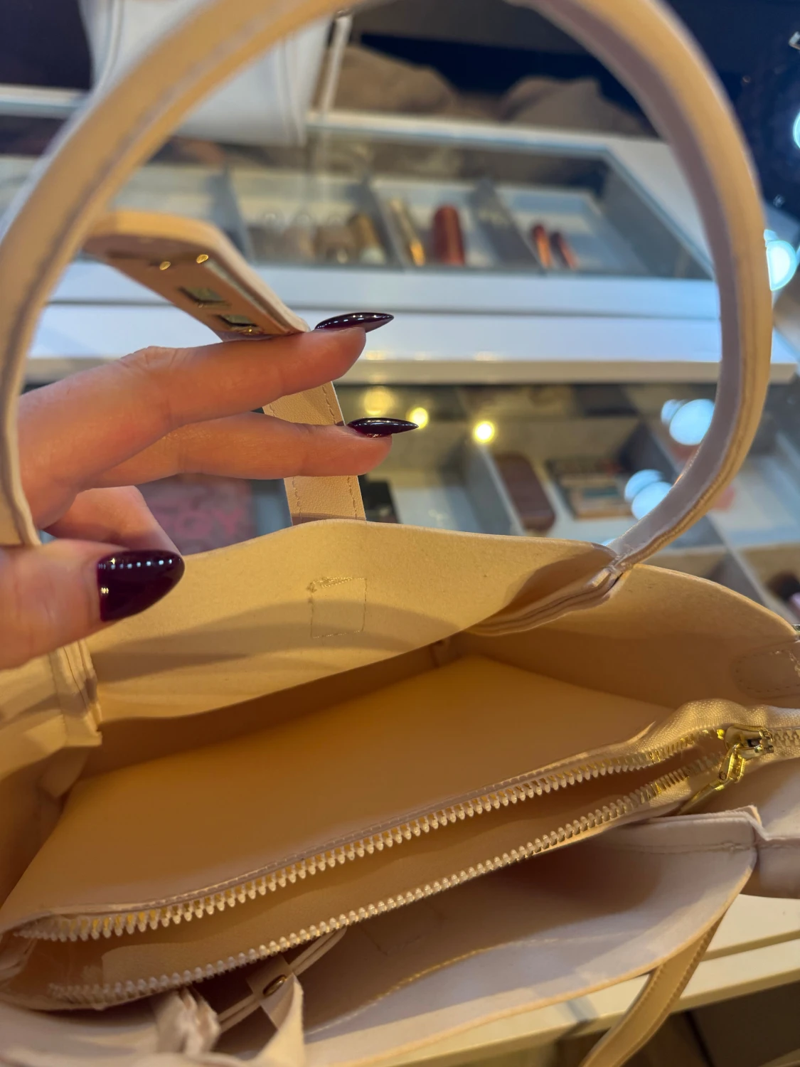 Beige handväska med gulddetalj - 1