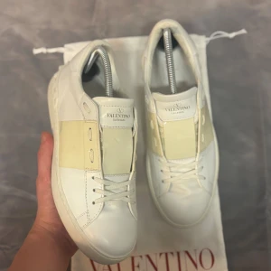 Valentino Opens | Damskor Size 39 (fits 38,5 - Säljer ett par Valentino Opens till damer! | Skorna är i princip brand new, det enda är att det har blivit fabriksfel på de gula, skriv för bilder | Size 39! Dustbag medföljer ! 💫