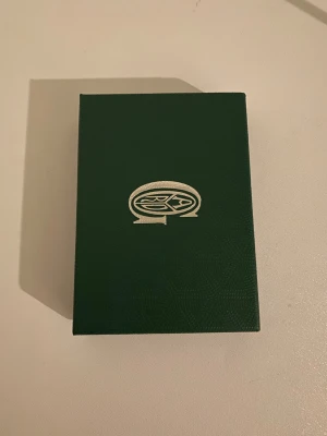 G yard grå plånbok med mönster - Snygg grå plånbok från G yard med klassiskt grafiskt mönster i svart och vitt. Plånboken har flera kortfack och är tillverkad i skinn med Goyards ikoniska tryck. Perfekt för dig som vill ha något stilrent och lyxigt i fickan. Perfekt till dig som vill ge bort en julklapp eller ha dina egna saker i den.