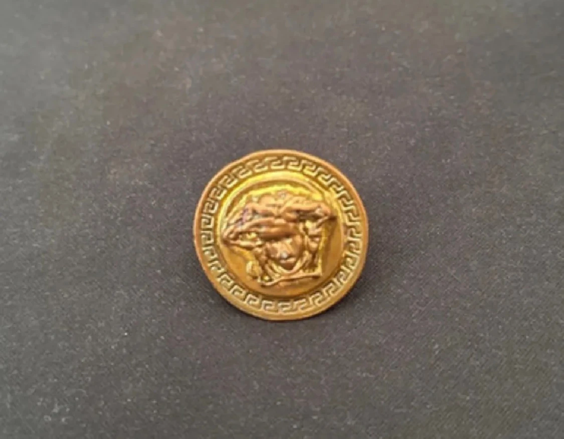 Guldfärgad ring med Medusa-motiv från Versace - 2