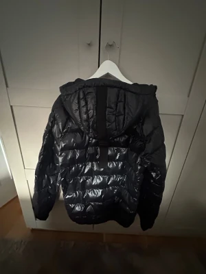 Svart pufferjacket från peakperformence  - Säljer sena feta pufferjacket från peakperformence som är nästan helt ny och inte defekter bra nu till vinter. Skriv vid minsta fundering 🤔 