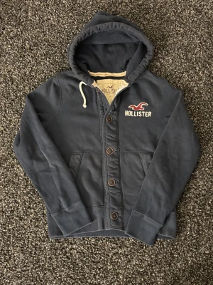 🔥 Hollister Cardigan – Sjukt Eftertraktad! - 🔥 Extremt eftertraktad Hollister-hoodie – stl S, skick 8/10 🔥 Black Week-REA! Passa på medan priset är sänkt – det här är en av Hollisters mest populära modeller och den dyker nästan aldrig upp. Sitter perfekt, sjukt snygg och funkar till ALLT.  Den här kommer försvinna direkt – folk brukar köpa såna här på sekunder. Först till kvarn. Köp nu innan någon annan hinner före! 