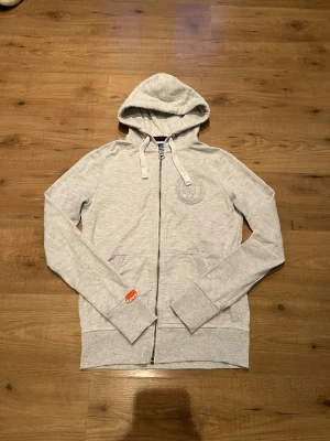 Superdry Zip - Säljer denna as feta sällsynta Superdry zip up tröja i Storlek S | Sjukt bra skick✅| Mitt pris 349kr | Skriv gärna vid frågor, pris kan självklart diskuteras👊.