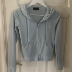 Ljusblå Juicy Couture hoodie XS - Säljer ELLER byter mot annan färg, juicy couture kofta i XS färg: Ljusblå. Nästan helt oanvänd! Nypris: 1200kr, pris kan diskuteras!