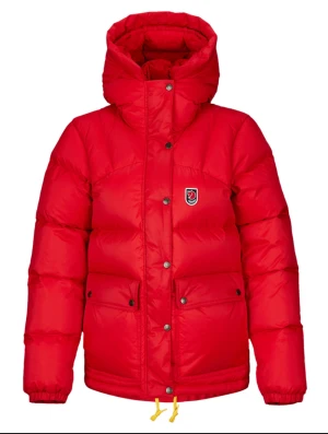 röd fjällräven expedition down lite jacka  - säljer min älskade röda fjällrävenjacka!!💕superfint skick köptes förra vintern ny, så använd endast en vinter. säljer pågrund av att jag vill köpa i en annan färg. Jackan har inga revor eller tecken på användning, förutom att det röda har lossnat pytte lite på dragkedjan efter tvätt. Men inget som man tänker på. Påsen till jackan följer med