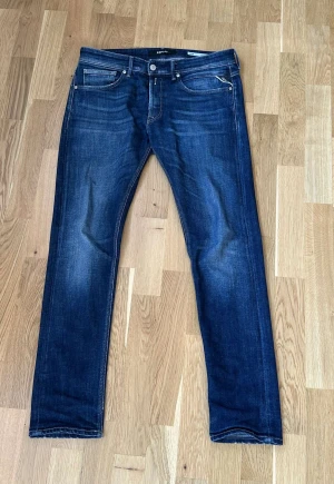Replay Willbi blå jeans slim fit - Snygga blå jeans från Replay, modell Willbi med regular slim fit. Jeansen är använda men är fortfarande i väldigt bra skick. Vid fråger eller funderingar är det bara att höra av sig. 
