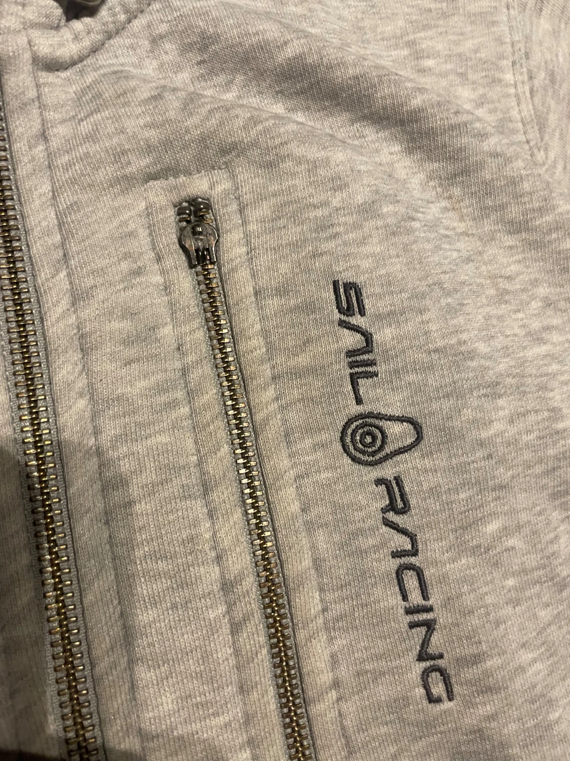 Grå hoodie från Sail Racing med dragkedja - 2