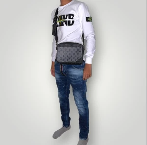 Stone Island tröja strl XS - Helt ny. Fin replika med grym kvalitet, modellen är 175cm lång. Normal i passformen. Pris: 699kr. Först till kvarn som gäller. 