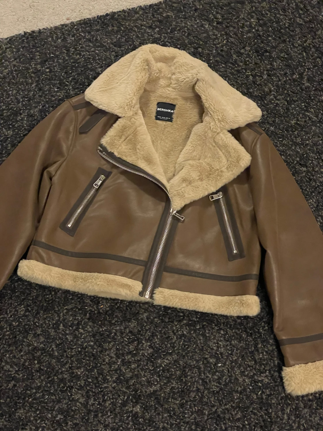 Brun pälsjacka från Bershka