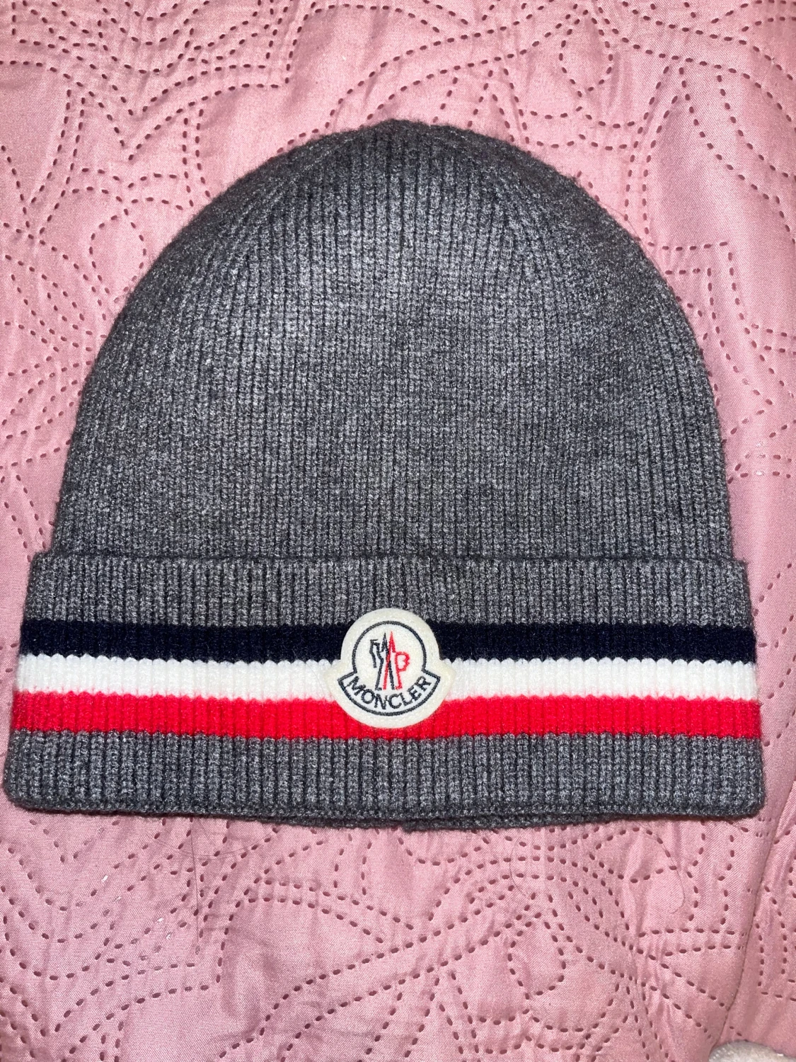 Grå  mössa med ränder