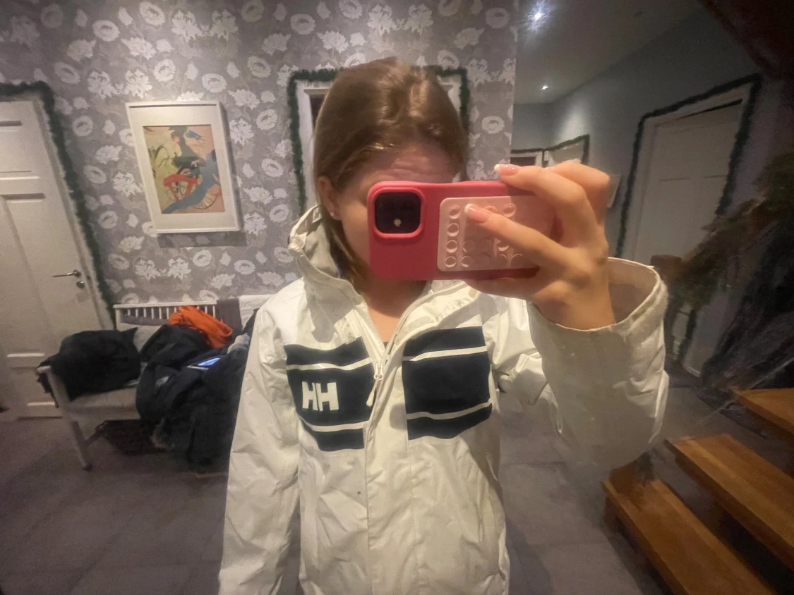 Vit vindjacka från Helly Hansen