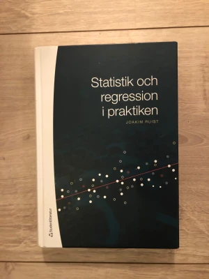 Statistik och regression i praktiken - Lärobok av författare Joakim Ruist. Köpt ny, vikt vissa hörn men helt fri från anteckningar odyl. 