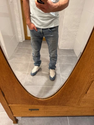 Replay jeans  - Ett par snygga byxor från replay i storlek W32 L32 i modellen Anbbas 