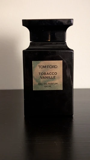 Tom Ford Tobacco Vanille 100ml - Lyxig Eau de Parfum från Tom Ford i stor flaska på 100 ml. Perfekt för dig som vill sticka ut med en ikonisk doft och elegant stil. C 95 ml kvar 