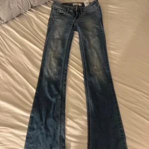Hollister jeans - Jätte fina low waist bootcut jeans från Hollister i jättefint skick💕Stolek W23 L31💗Väldigt tajta så skulle rekommendera för någon som har XS eller mindre💕