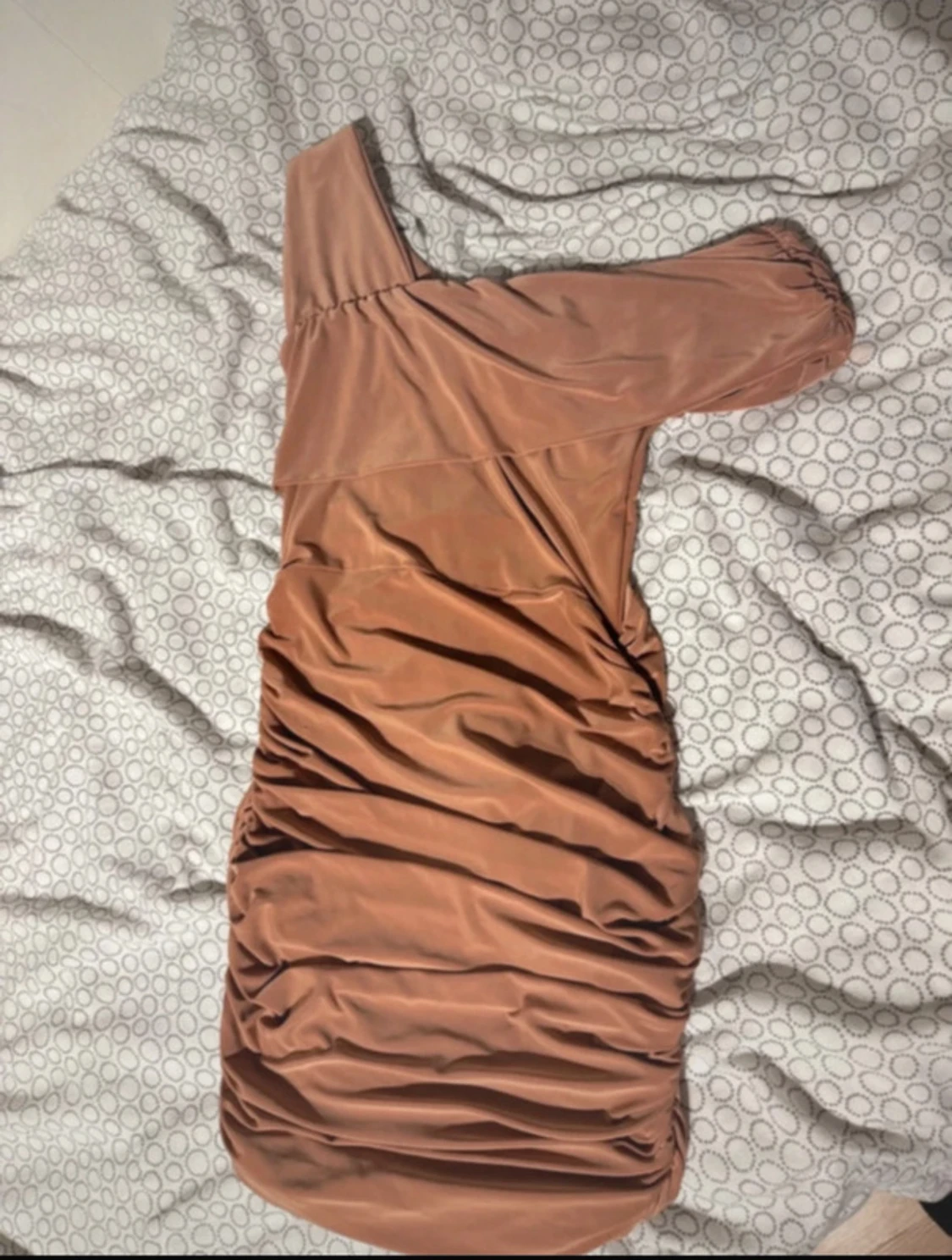 Ljusrosa offshoulder kortklänning - 1