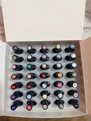 BLACICO Gel Nail Polish 32 färger - Säljer ett kit med 32 olika gel nagellack från BLACICO. Färgerna varierar från pastell, nude, rött, lila, grönt, blått och glitter. Flaskorna är svarta med färgkod på locket. Allt kommer i en snygg rosa box, perfekt för dig som älskar att fixa naglarna hemma.