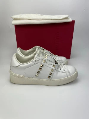 Valentino skor - BLACK FRIDAY REA!! Valentino skor. Hör av dig vid frågor