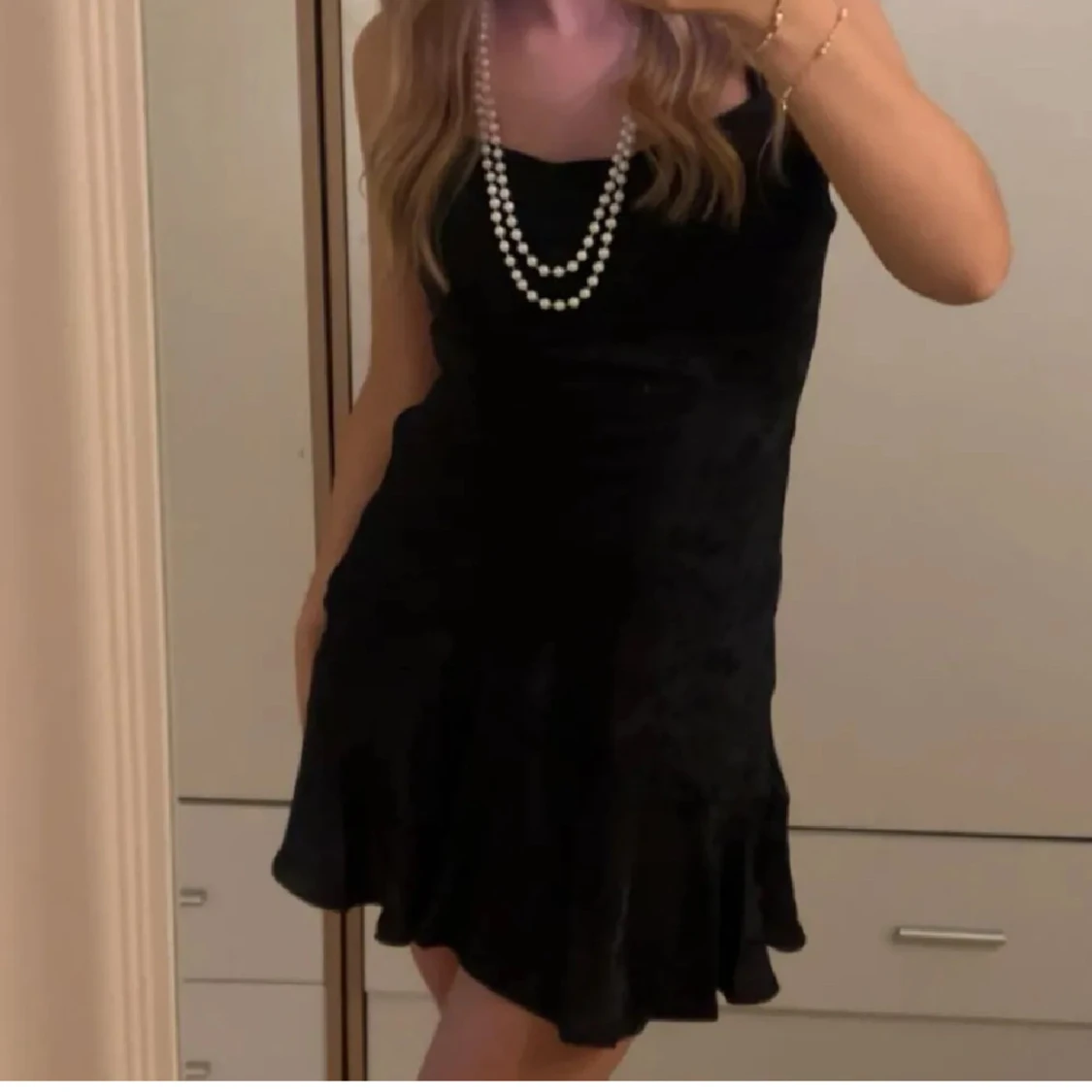 Svart kort klänning