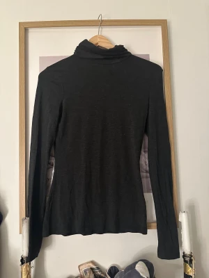 Polo tröja  - Svart polo tröja som sitter tajt, jätte skönt material använd en gång i storlek s❤️🥰