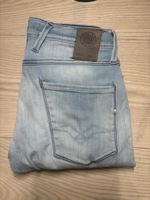 Replay jeans - Riktigt feta Replay anbass jeans | Skick: 9/10 | Storlek: W29 L32 | Inga defekter🙌 | Hör av er vid minsta fundering🙌🤝
