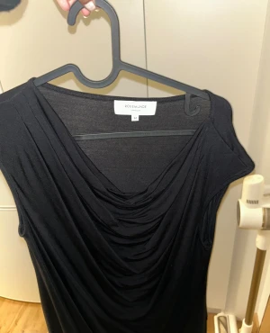 Topp från Rosemunde - Oanvänd topp från Rosemunde i storlek M med draperad front! Storlek M.