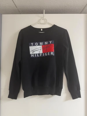 Tröja - Fint skick, har någon liten färg defekt som syns med på bilden! Ej ökta 