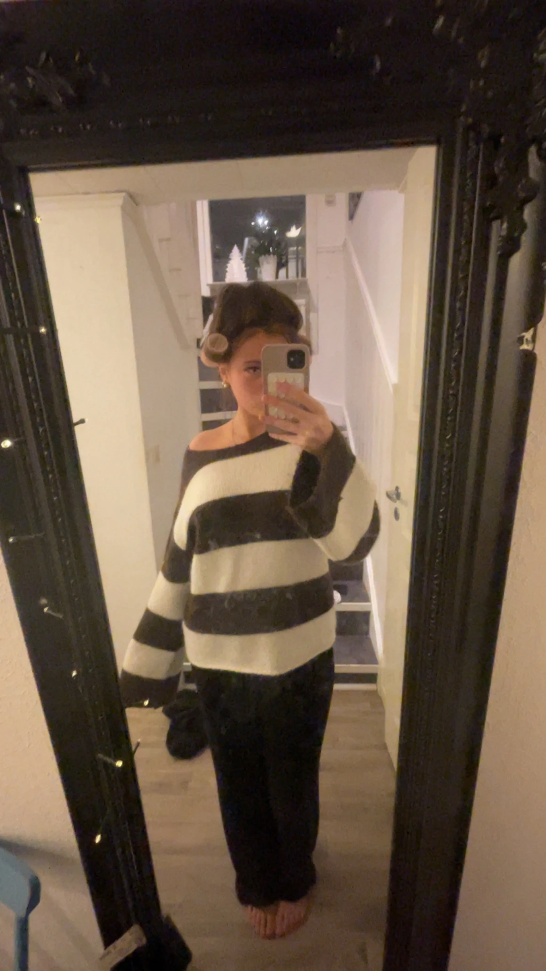 En vit och brun randig stickad  - 2