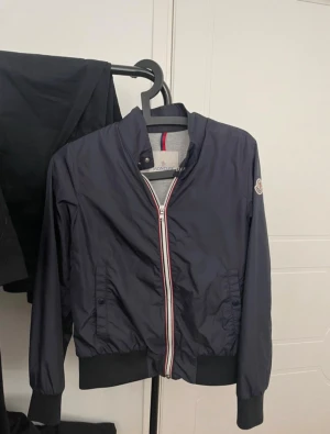 Mörkblå cardigan från Moncler -  Mörkblå cardigan från Moncler. Köpt från Nk i Göteborg. Den är typ andvänd 5-10 gånger ungefär.